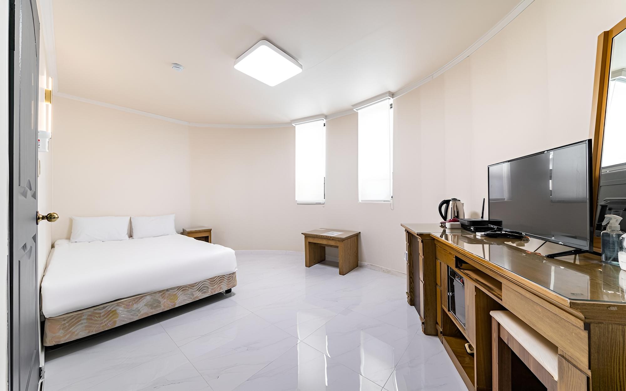 Room (Round Room - Bed) - Photo 6