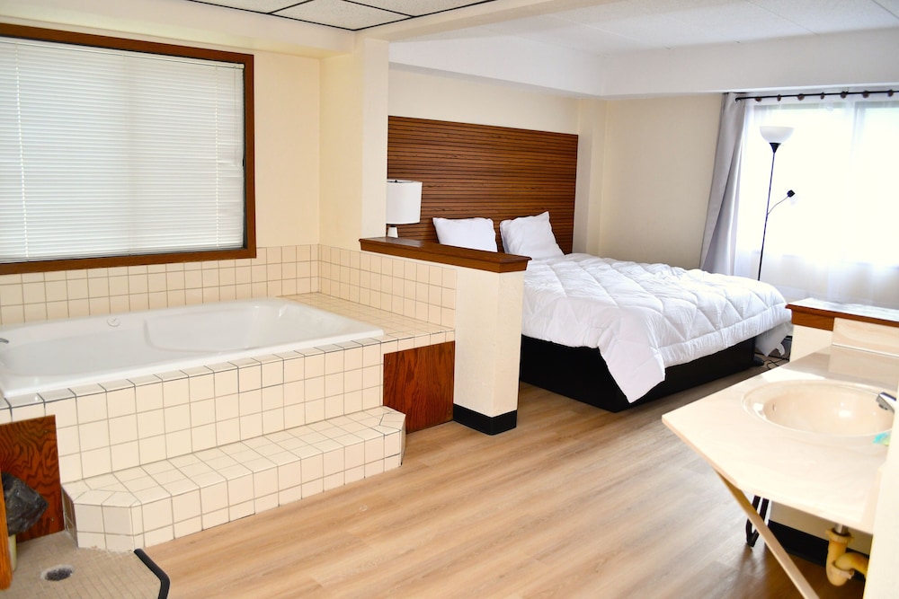 Deluxe Suite, Jetted Tub photo 1