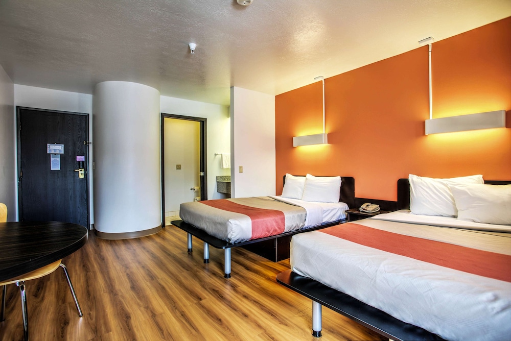 Standard Room, 2 Double Beds, Non Smoking, Refrigerator & Microwave photo 3