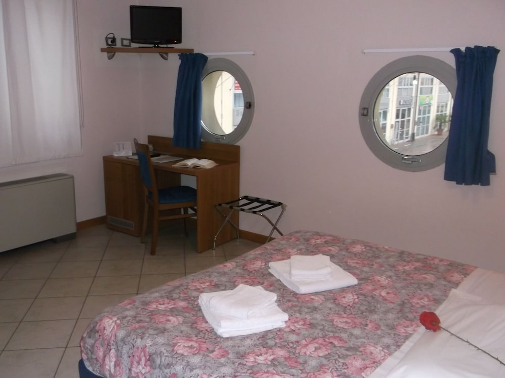 Standard Double Room - Photo 5