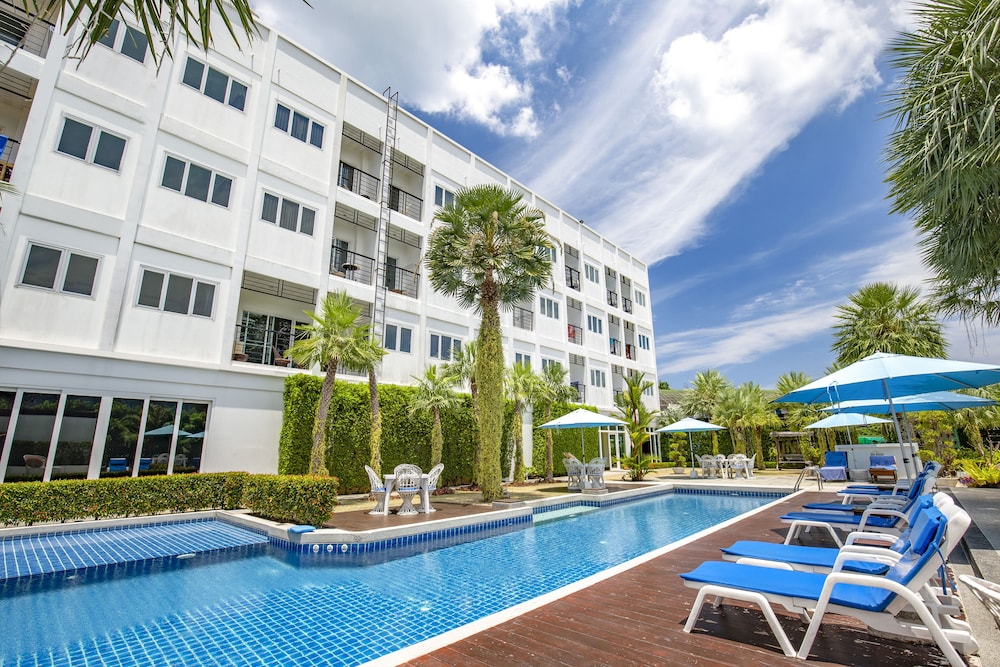 Grand Deluxe Balcony Room, Pool View photo 3