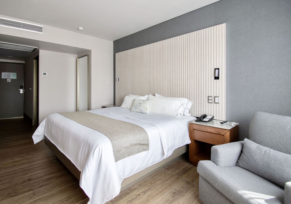 Executive Room, 1 King Bed - Photo 2