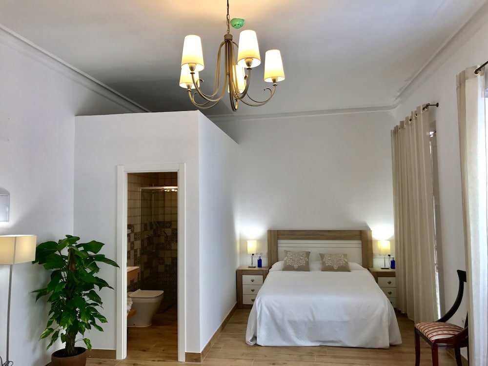 Estudio con cama queen y balcones.