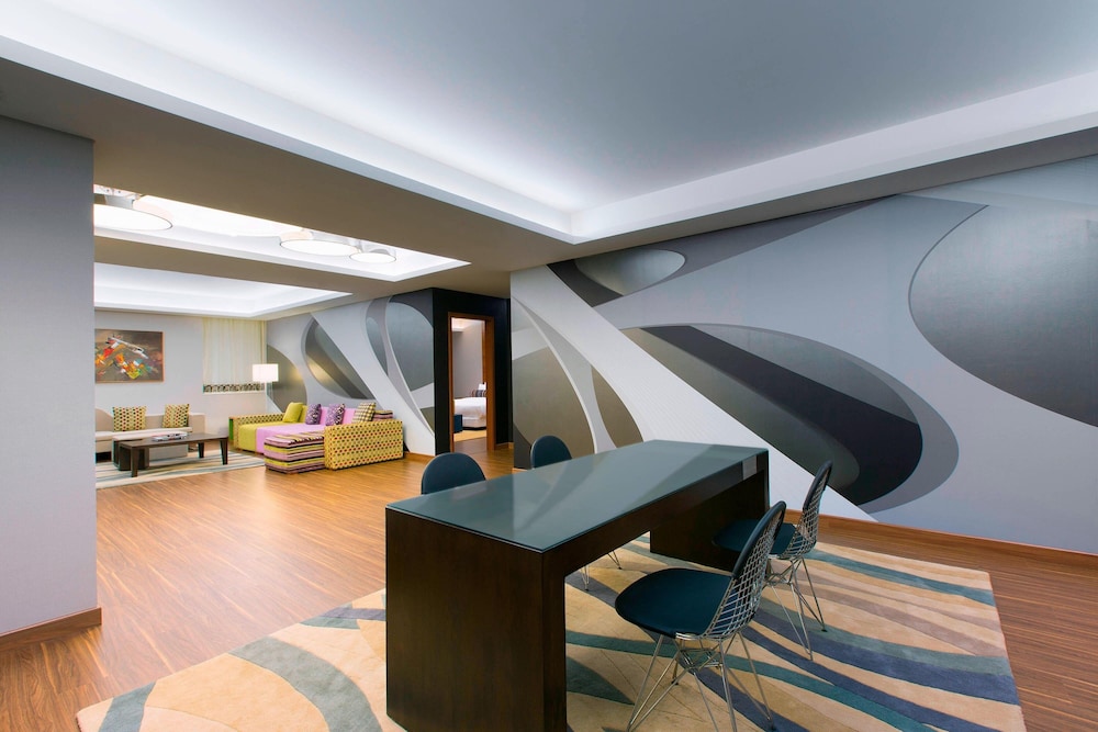 Club Suite, 1 King Bed photo 2