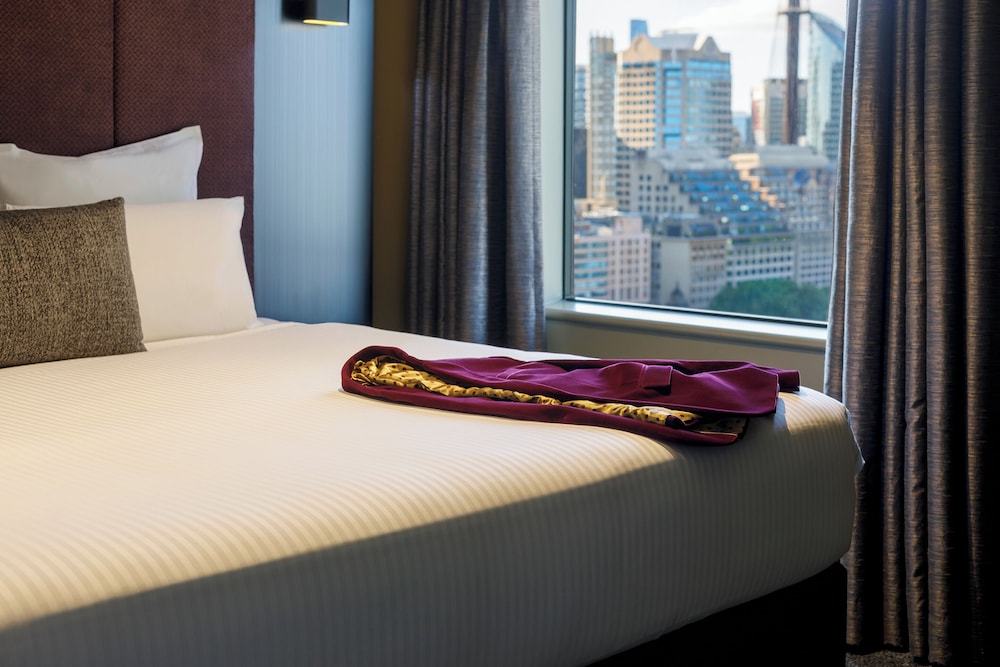 Deluxe Room, 1 King Bed, Park View thumbnail 5