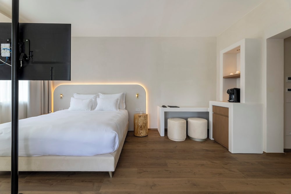 Junior Suite, Hot Tub - Photo 11