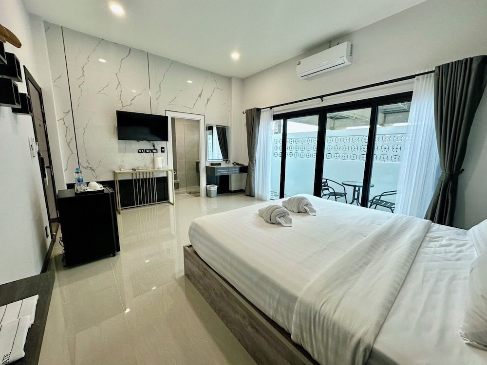 Deluxe Room with Balcony (No View)