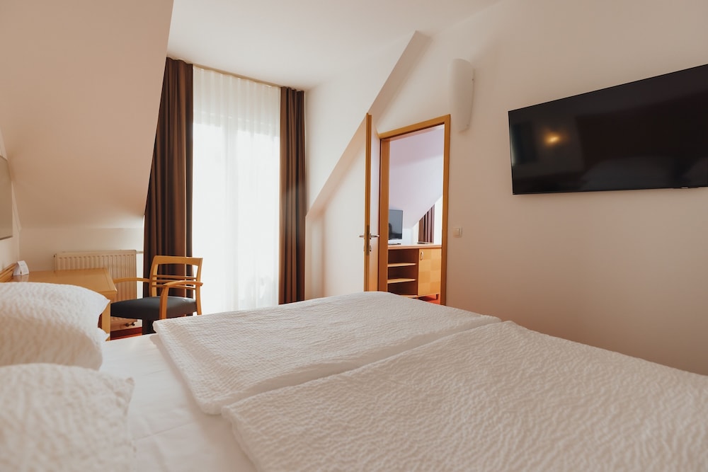 Suite, 1 King Bed, Non Smoking photo 1