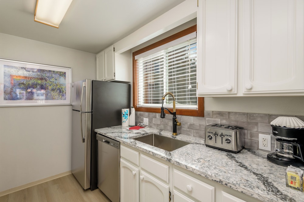 Condo, 2 Bedrooms, Non Smoking (Pet Friendly) photo 3