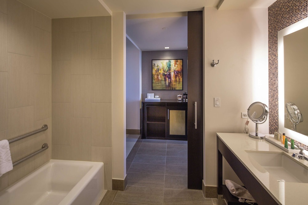 Junior Suite, 1 King Bed, Accessible, Non Smoking (Deluxe)