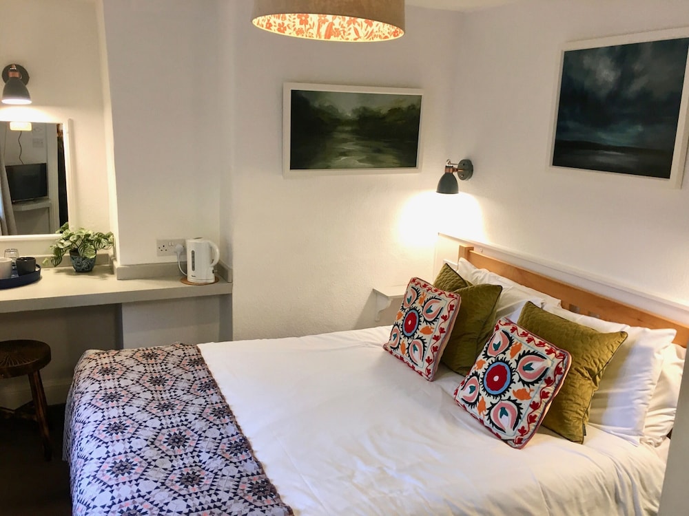 Economy Double Room, Ensuite photo 3