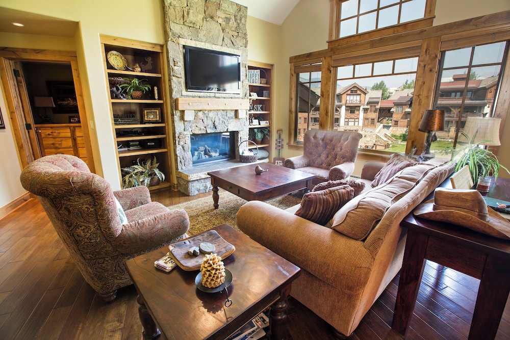 Luxury Condo, 2 Bedrooms (C303)