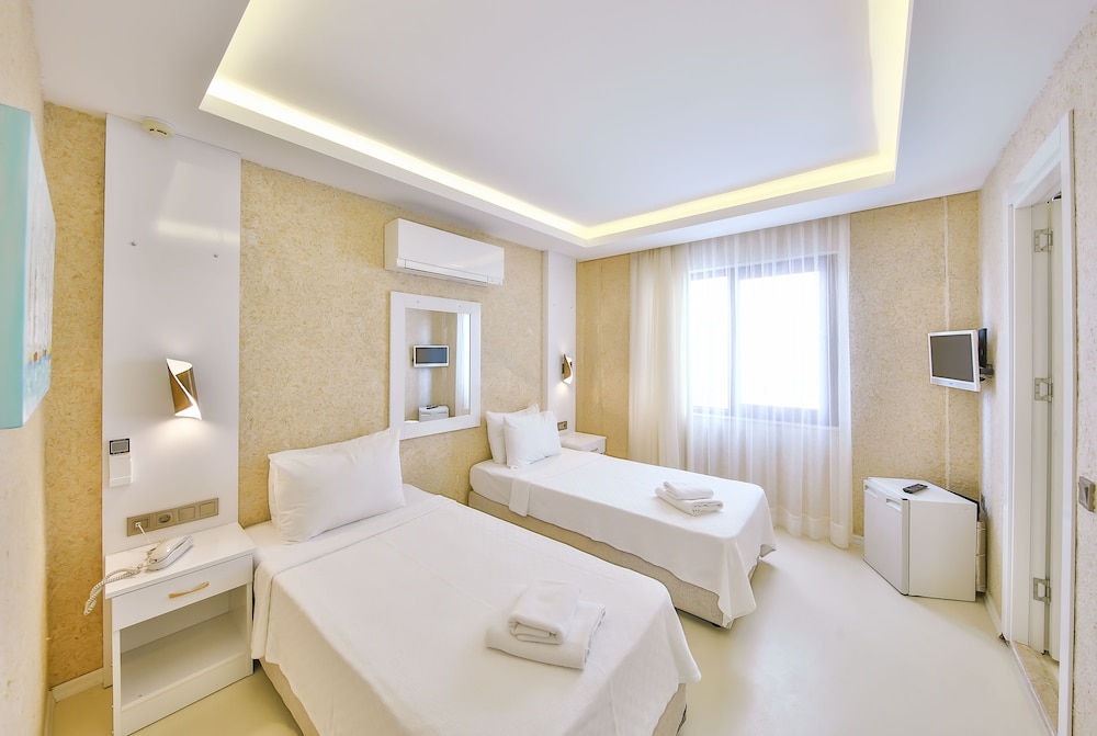 Economy Twin Room (No Balcony, No View, Facing Wall) photo 3