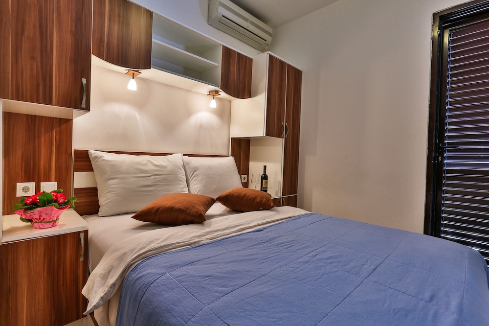 Basic Double Room, 1 Queen Bed, Non Smoking photo 2