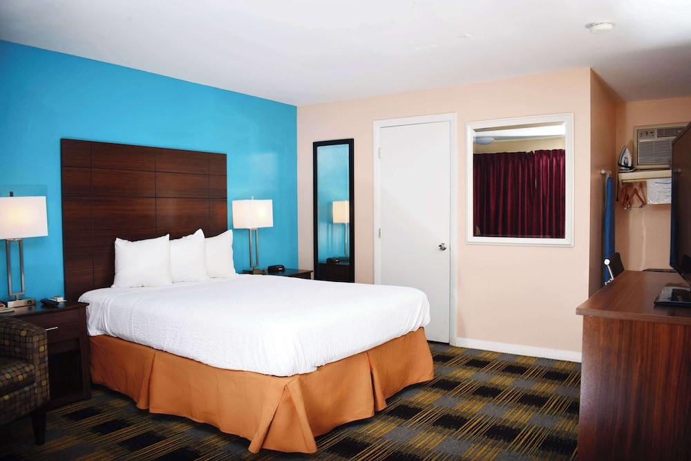 Room, 1 Queen Bed, Non Smoking - Photo 2