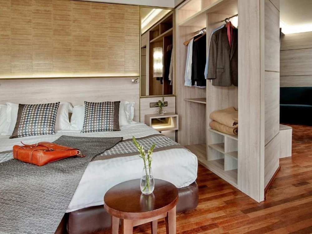 Junior Suite, 1 King Bed with Sofa bed, City View