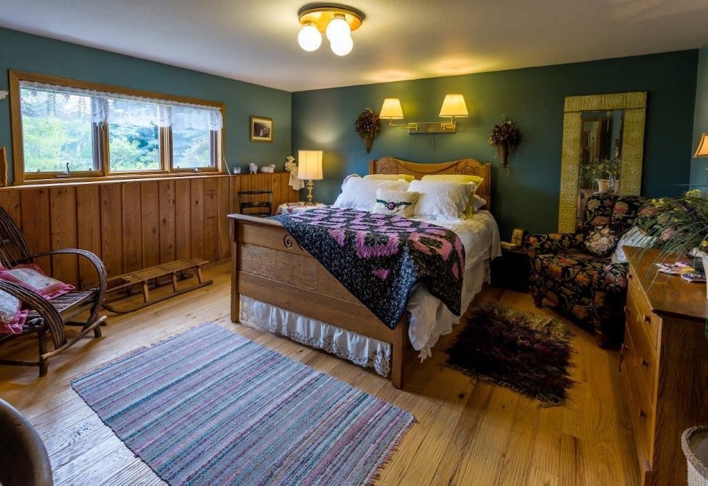 Deluxe Room, 1 Queen Bed, Refrigerator & Microwave, River View photo 1