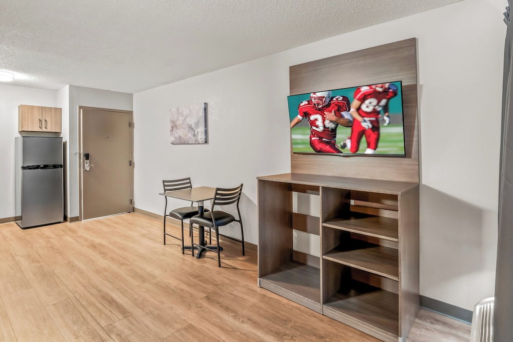 Deluxe Room, 1 King Bed, Non Smoking, Kitchenette (Accessible)