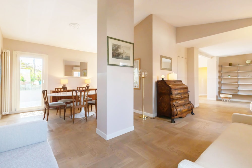 Classic Apartment (Via Lecco 7)