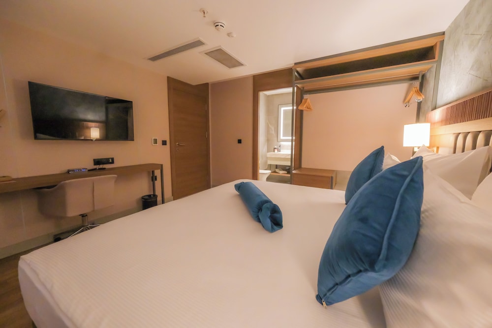 Standard Room, 1 King Bed with Sofa bed, Non Smoking (Inside Hall) photo 3