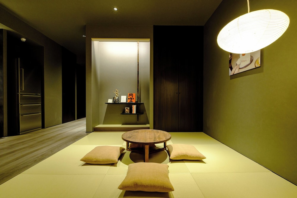Premium Twin Room thumbnail 6