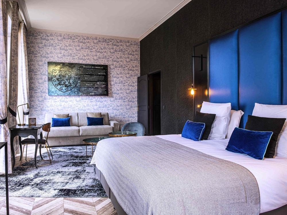 Privilege, Family Room, 1 King Bed with Sofa bed