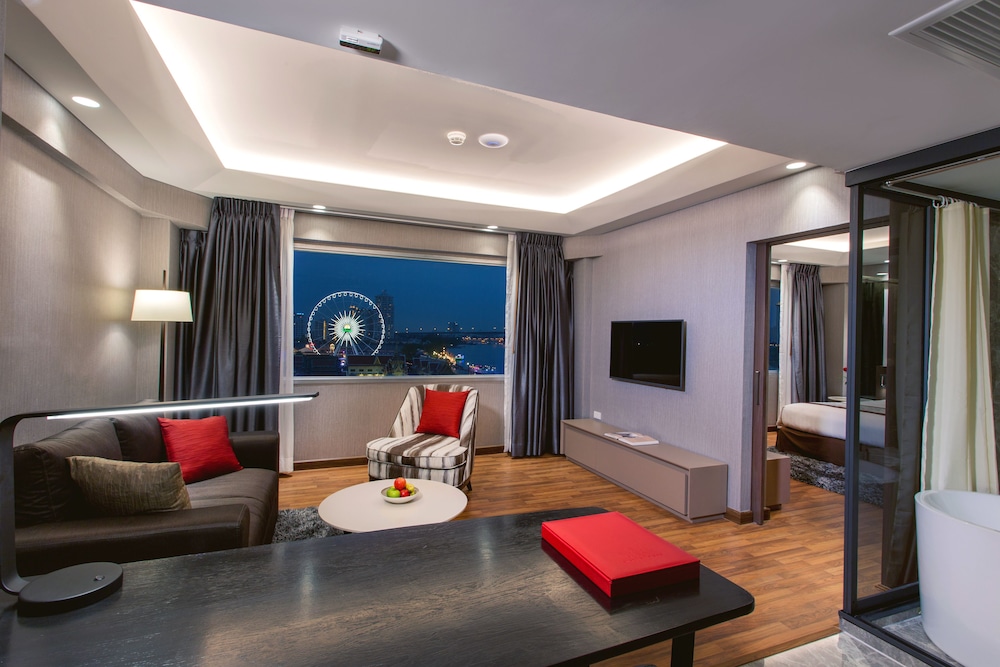 Premier Suite, 1 King Bed, River View thumbnail 6