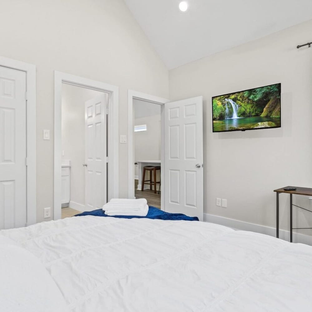 New Duplex 15 min to Downtown l Sleeps 12, Photo 22