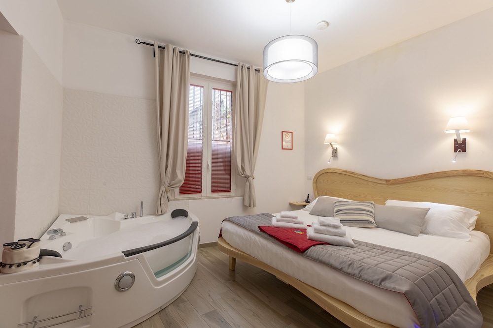 Luxury Double Room, 1 King Bed (Glamour Jacuzzi)