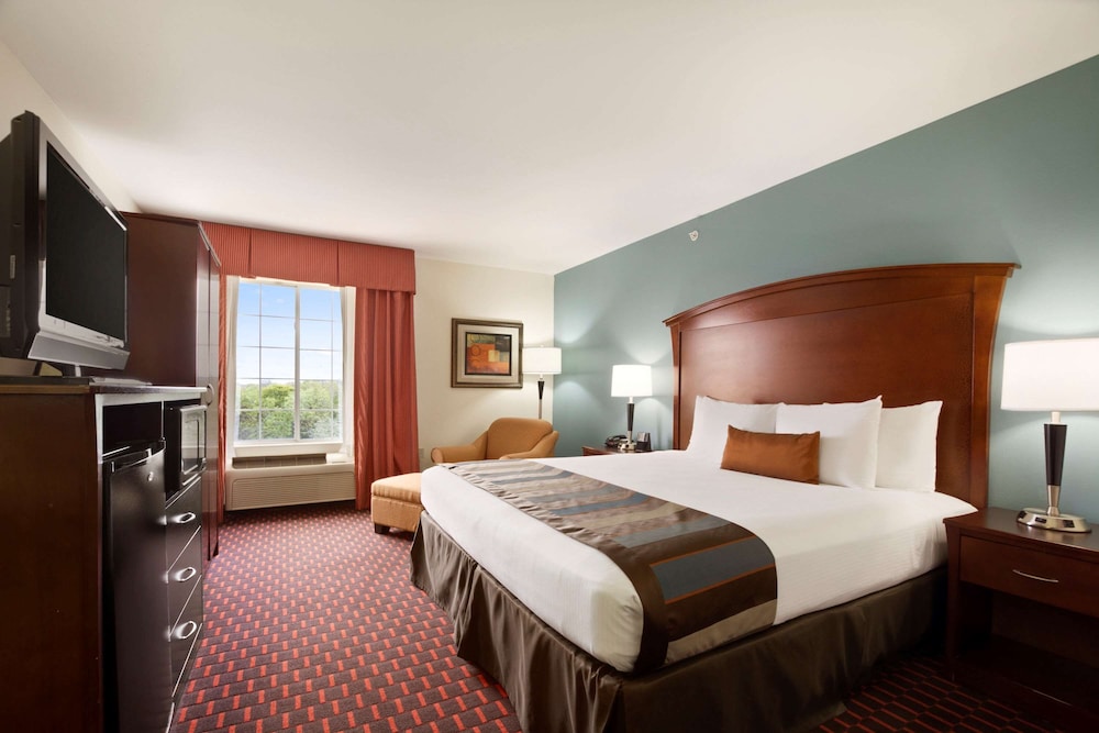 Suite, 1 King Bed, Microwave - Photo 1