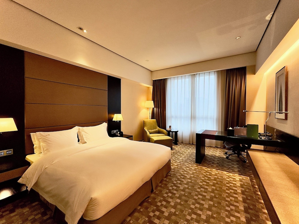 Premium Room, 1 King Bed, Smoking, Club Lounge Access (High Floor) - Photo 1