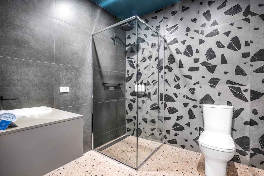 Studio Queen with Ensuite thumbnail 6
