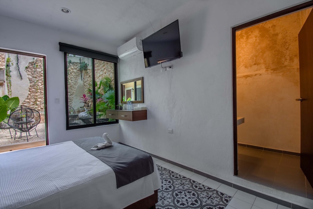 Deluxe Room, 1 Queen Bed, Private Bathroom, City View photo 3