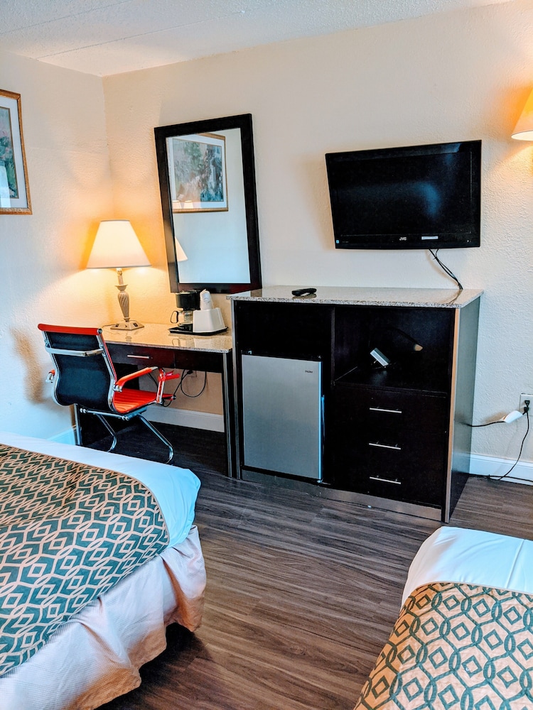 Basic Room, 2 Double Beds, Smoking - Photo 4