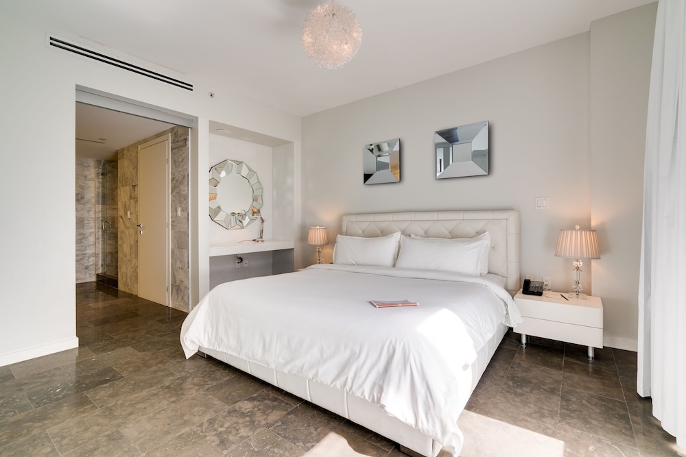 One Bedroom Suite with Terrace - Photo 6