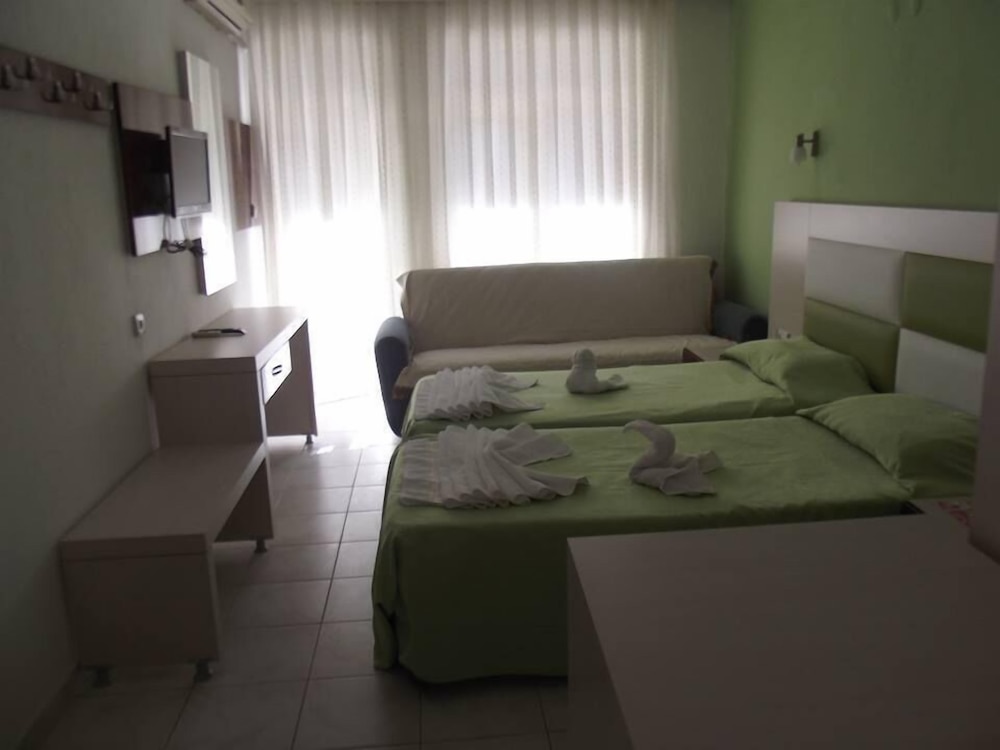 Standard Triple Room photo 2