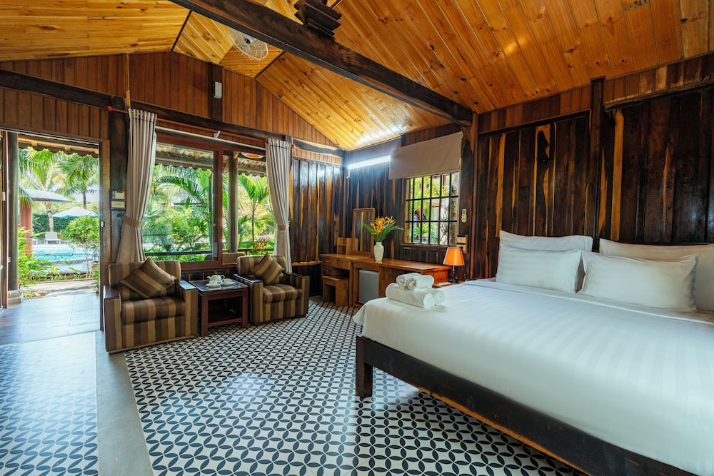 Signature Bungalow, 1 King Bed, Terrace, Pool View