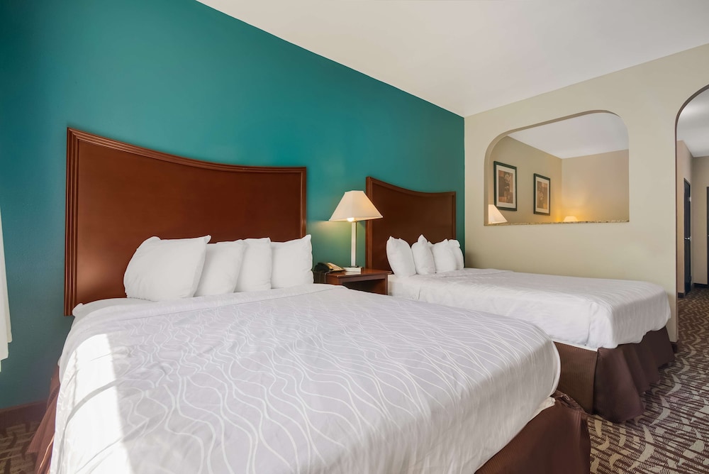 Suite, 2 Queen Beds, Non Smoking, Refrigerator & Microwave (Living Room;with Sofabed) - Photo 5