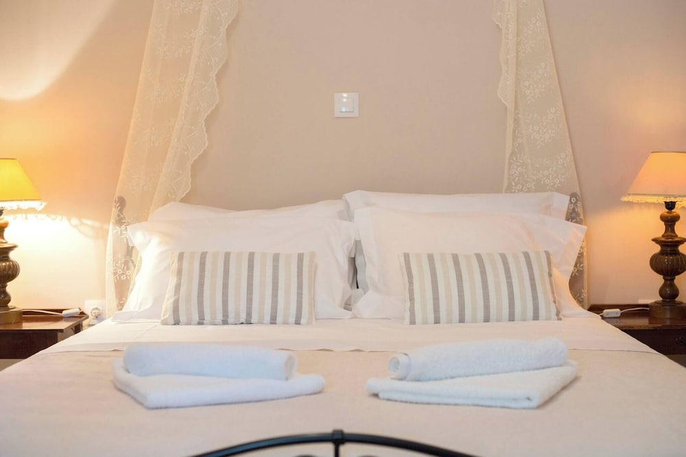 Relax in Elliniko Hidden Gem-vintage Bungalow With Garden and Hot Tub in an Iglo, Billede 3