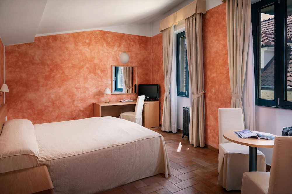 Double or Twin Room - Photo 11