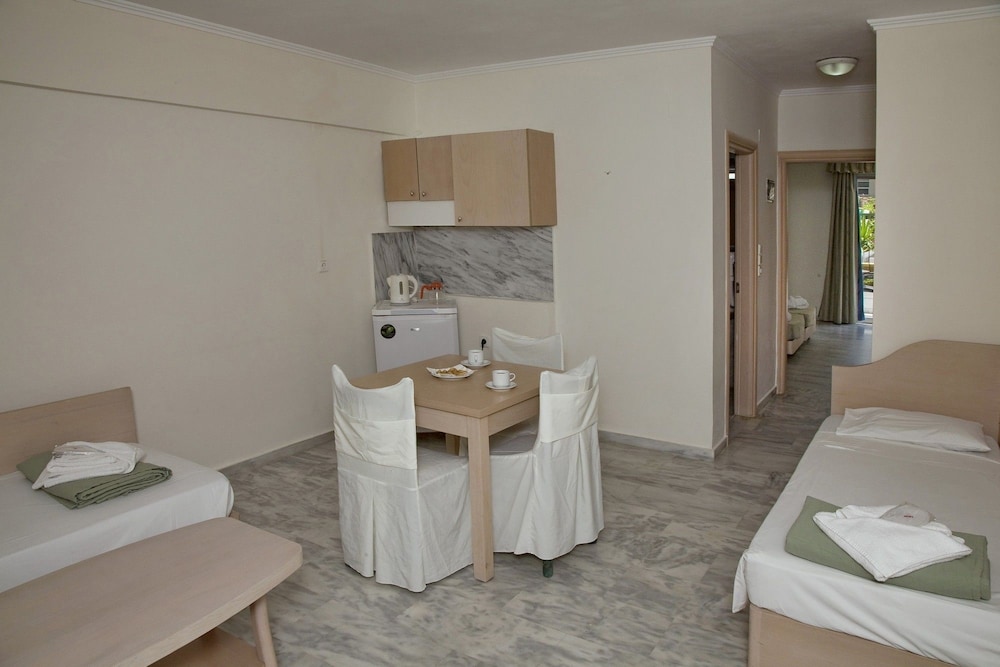 Family Room, 1 Bedroom - Photo 1