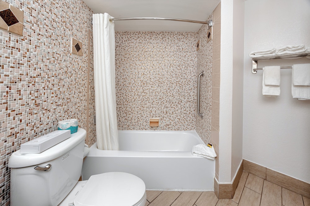 Standard Room, 2 Queen Beds, Non Smoking, Balcony (Larger Room) - Photo 4