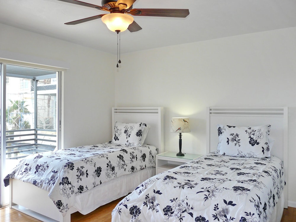 House, Multiple Beds (987 Aster Court) photo 1
