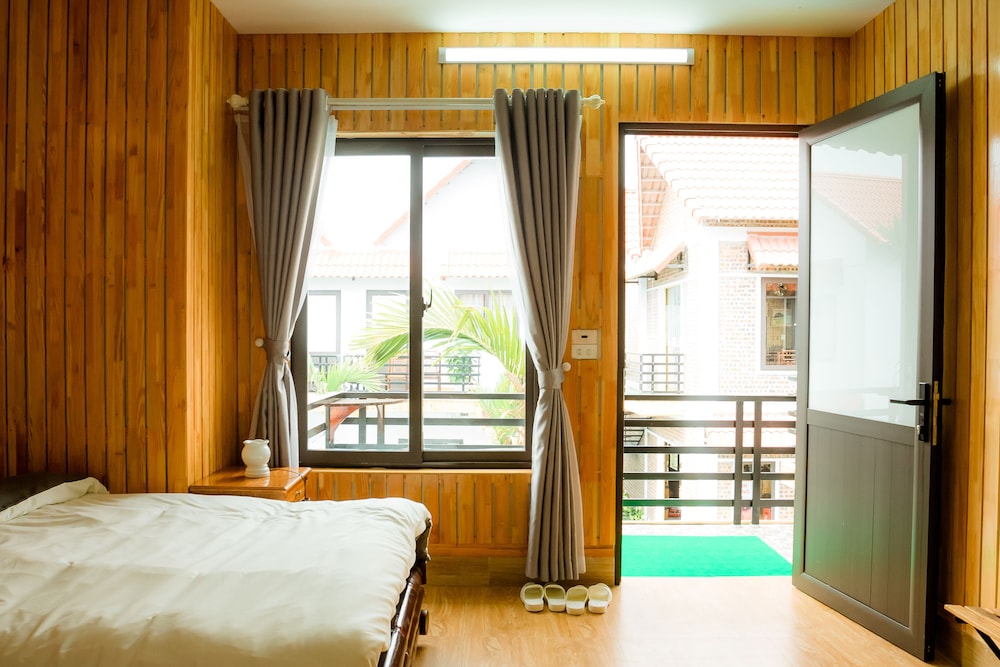 Deluxe Twin Room, 2 Queen Beds, Pool View photo 2