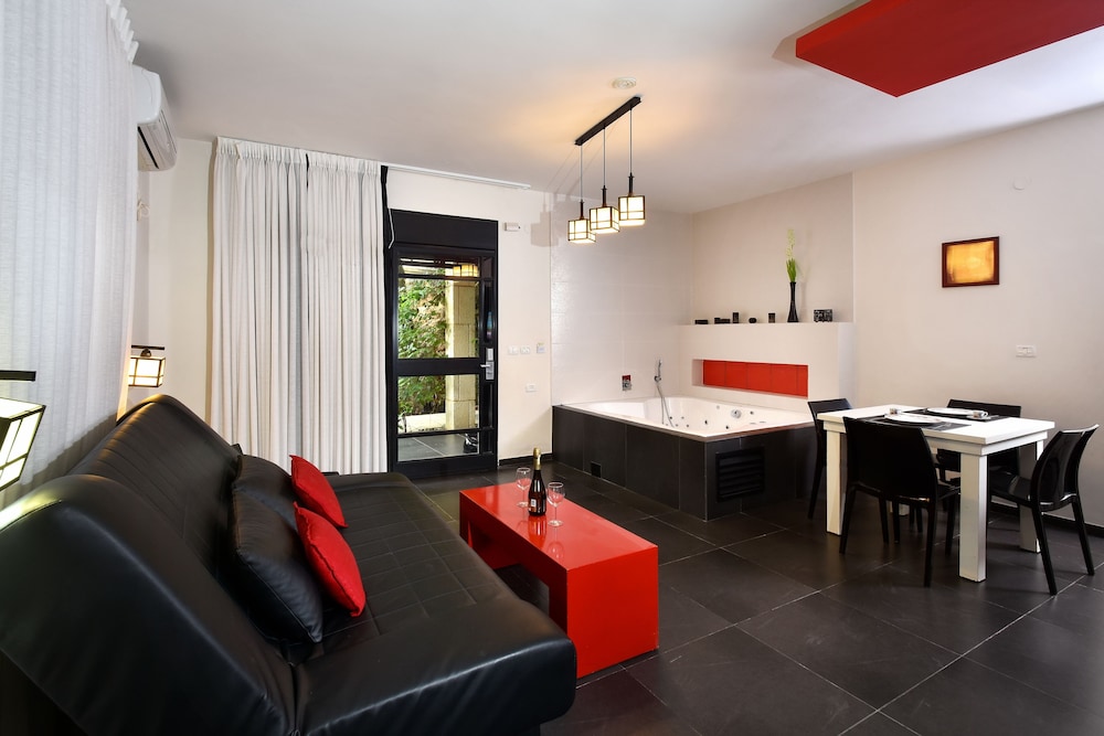 Family Suite, 2 Bedrooms, Jetted Tub, Ground Floor photo 3