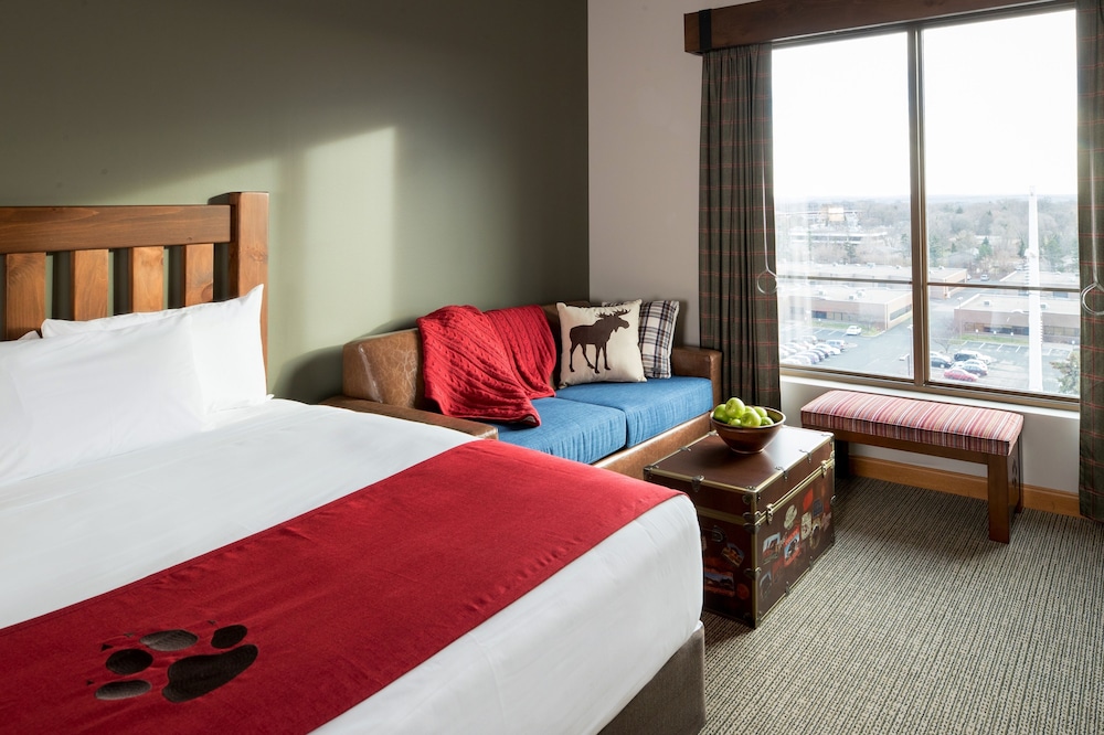 Junior Studio Suite, 1 Queen Bed with Sofa bed (Water Park Included) photo 3