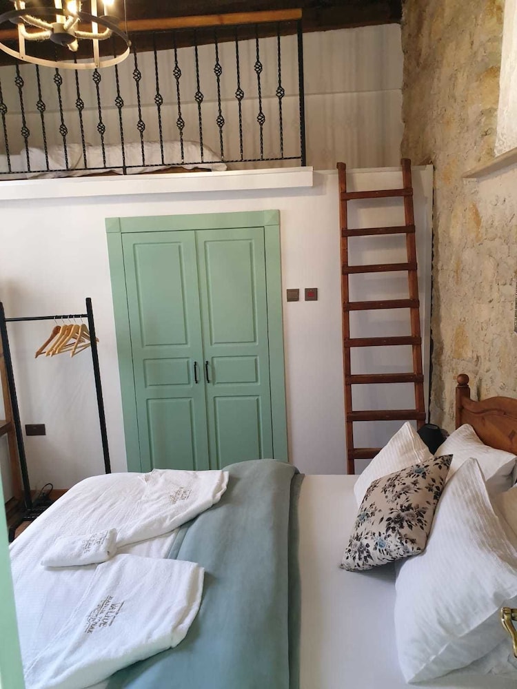 Deluxe Triple Room, 1 Bedroom, Courtyard View photo 3