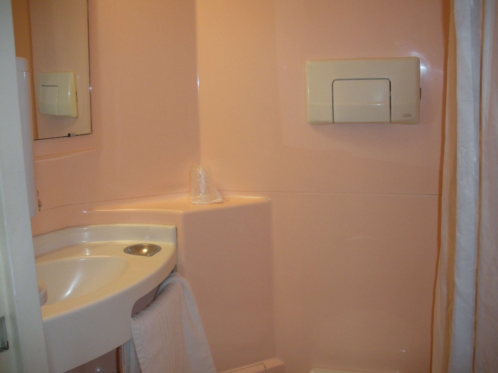 Standard Room, 3 Twin Beds photo 2