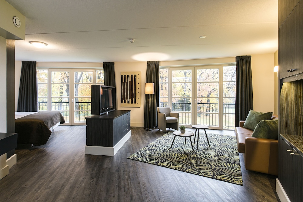 Suite - Photo 1