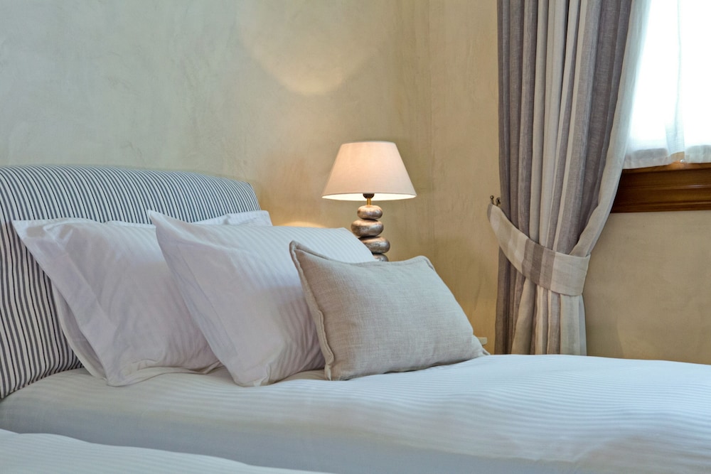 Suite (Aristoteles) photo 3